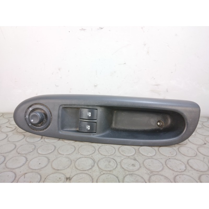 Pulsantiera alzavetro ant sx Renault Clio II serie dal 1998 al 2012 cod 8200084008  1690894835360