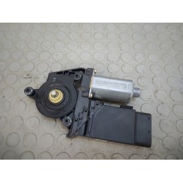 Motorino alzavetro ant dx Vw Passat variant dal 1996 al 2005 cod 0130821695 3b4837751ld  1702999970386