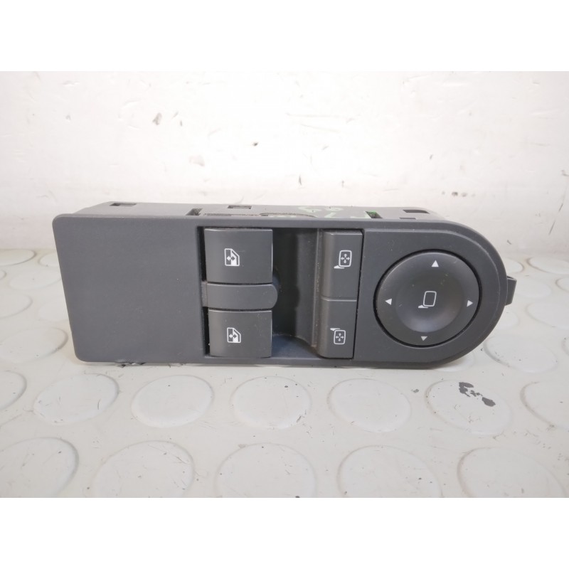 Pulsantiera alzavetro ant sx Opel Astra H dal 2004 al 2011 cod 13228706  1709639716694