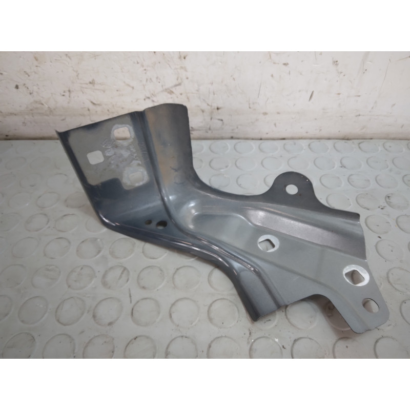 Supporto staffa montaggio parafango destro Renault Captur dal 2019 al 2024 cod 625b41240  1741360403801